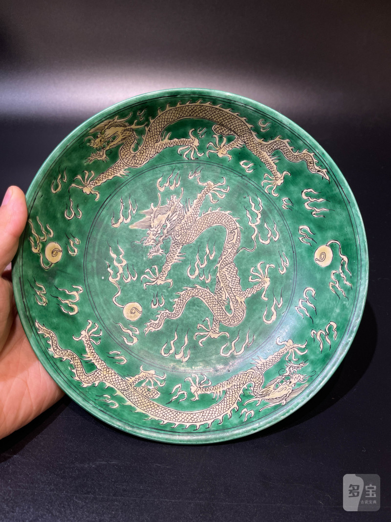 清康熙 苹果绿地黄彩云龙纹盘 - 图2